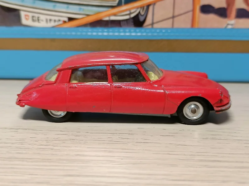 Slot Car Racing Set featuring Formula 1 Cars and a Multilane Track210S Citroen DS19 with cast fog lamps Slot Car Racing Set featuring Formula 1 Cars and a Multilane Track210S Citroen DS19 with cast fog lamps