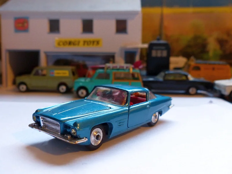 1:18 Scale Die - Cast Model of a 1969 Chevrolet Camaro SS with Opening Doors and Hood241 Ghia L6.4 blue / red interior with original box (1) 1:18 Scale Die - Cast Model of a 1969 Chevrolet Camaro SS with Opening Doors and Hood241 Ghia L6.4 blue / red interior with original box (1)