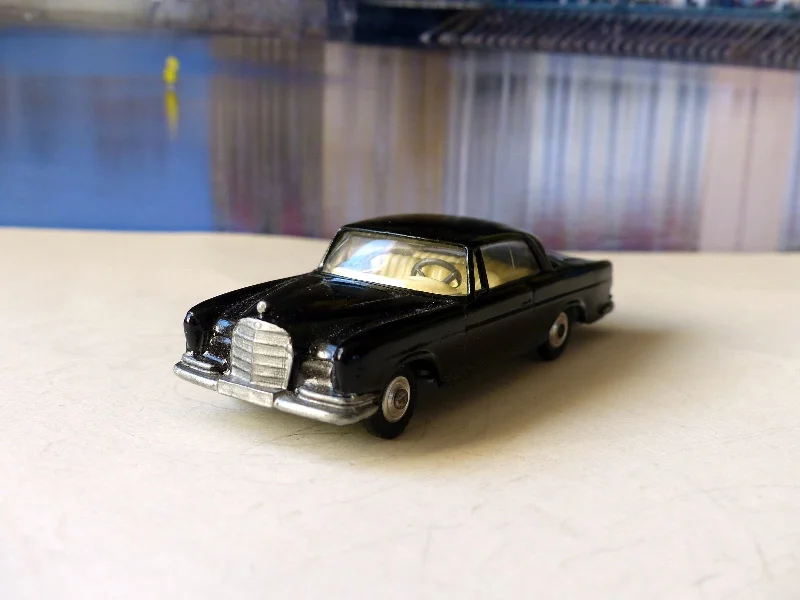 1:18 Scale Die - Cast Model of a 1969 Chevrolet Camaro SS with Opening Doors and Hood253 Mercedes-Benz 220SE 1:18 Scale Die - Cast Model of a 1969 Chevrolet Camaro SS with Opening Doors and Hood253 Mercedes-Benz 220SE