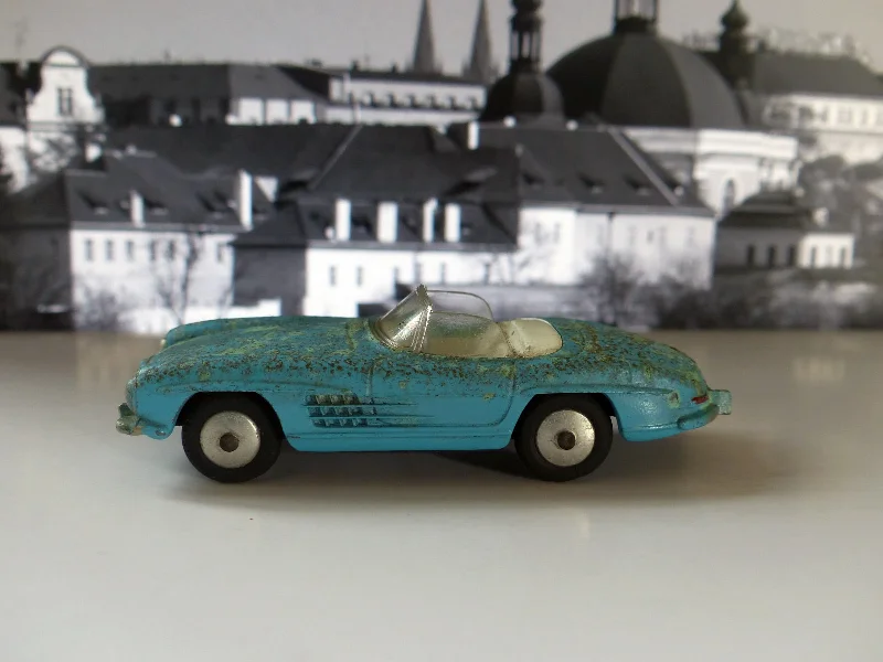 1:18 Scale Die - Cast Model of a 1969 Chevrolet Camaro SS with Opening Doors and Hood303S Mercedes-Benz 300SL rare early edition 1:18 Scale Die - Cast Model of a 1969 Chevrolet Camaro SS with Opening Doors and Hood303S Mercedes-Benz 300SL rare early edition