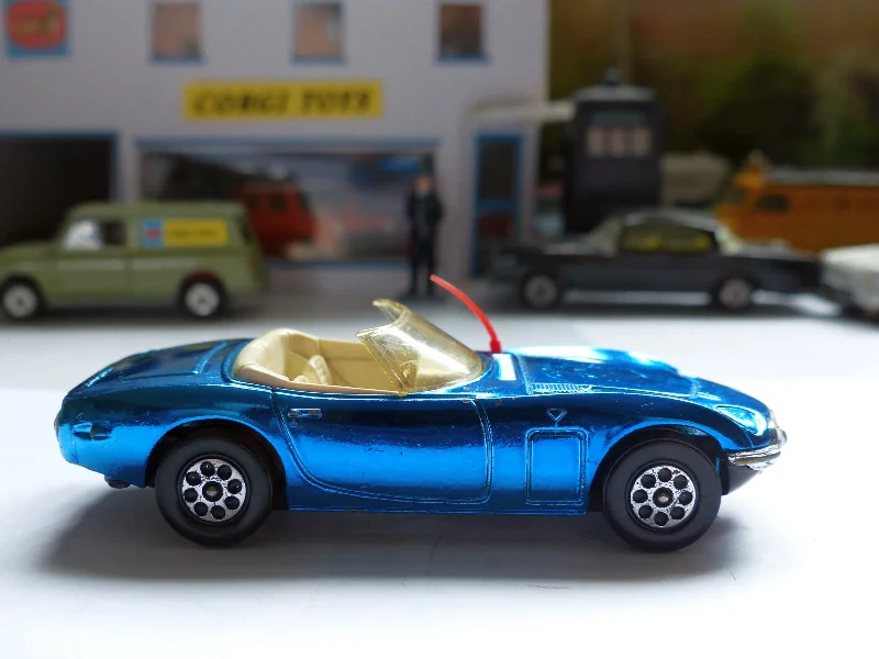 Remote - Controlled Boat with a High - Performance Motor for Water Racing375 Toyota 2000GT in blue (1) Remote - Controlled Boat with a High - Performance Motor for Water Racing375 Toyota 2000GT in blue (1)