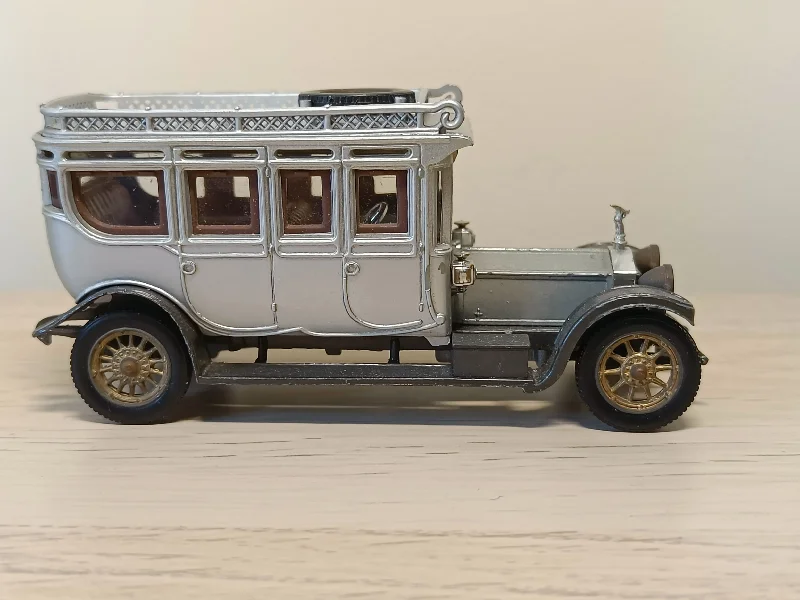 Remote - Controlled Boat with a High - Performance Motor for Water Racing9041 1912 Rolls Royce Silver Ghost with gold wheels (4) Remote - Controlled Boat with a High - Performance Motor for Water Racing9041 1912 Rolls Royce Silver Ghost with gold wheels (4)