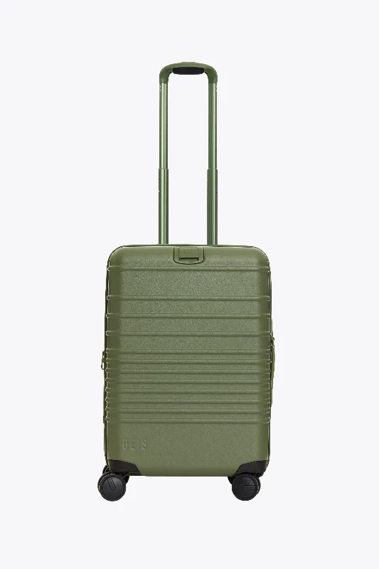 Vintage-style travel trunk for a classic and elegant lookThe Carry-On Roller in Olive