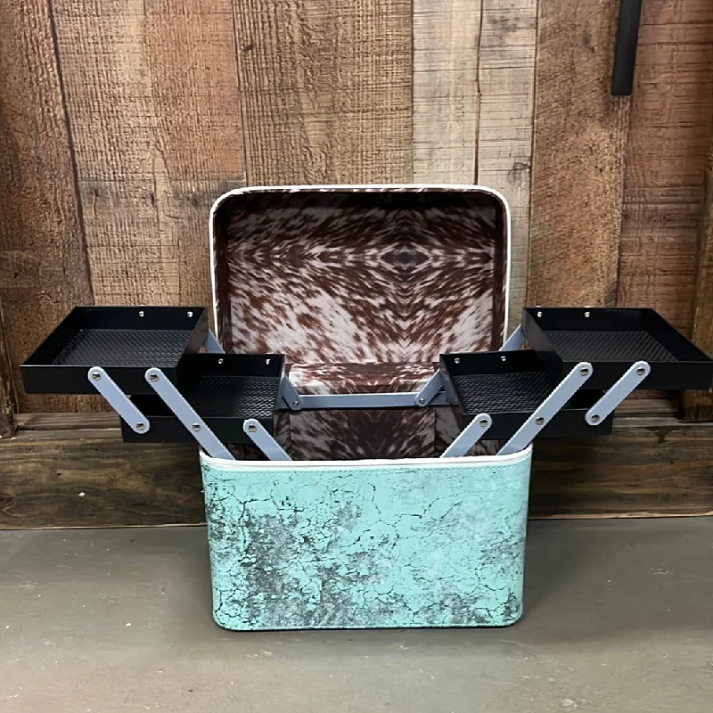 Vintage-style travel trunk for a classic and elegant lookThe Turquoise Herd Kamoodle Makeup Box